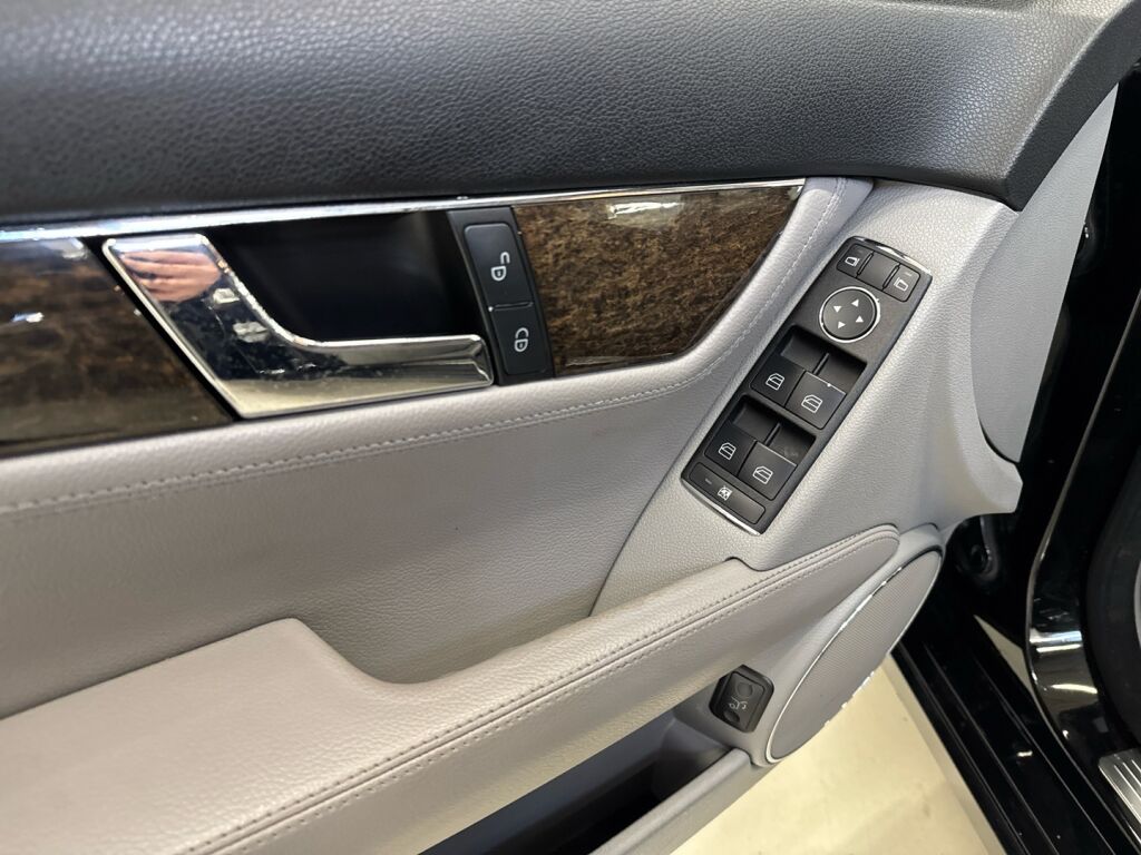 Mercedes-Benz C 2008 Musta