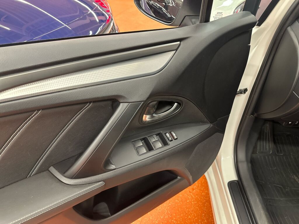 Toyota Avensis 2018 Valkoinen