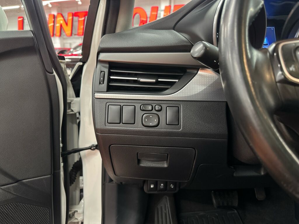 Toyota Avensis 2018 Valkoinen