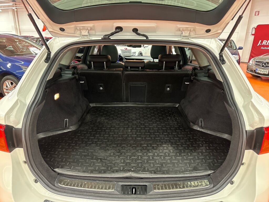 Toyota Avensis 2018 Valkoinen