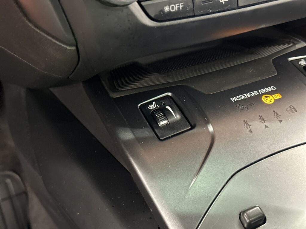 Toyota Avensis 2018 Valkoinen