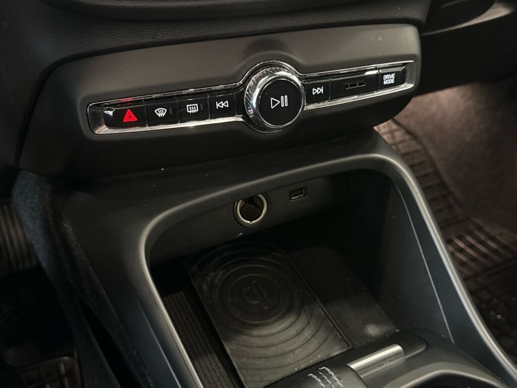 Volvo XC40 2018 Musta