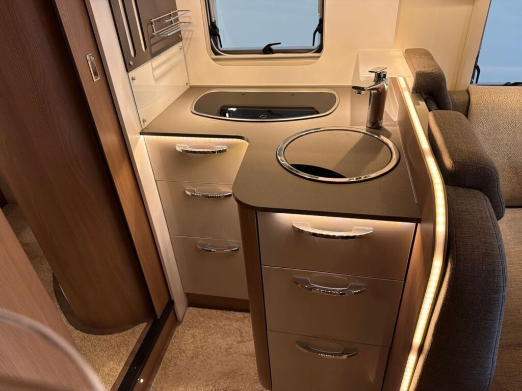 Bürstner Lyseo 700 2019 Valkoinen