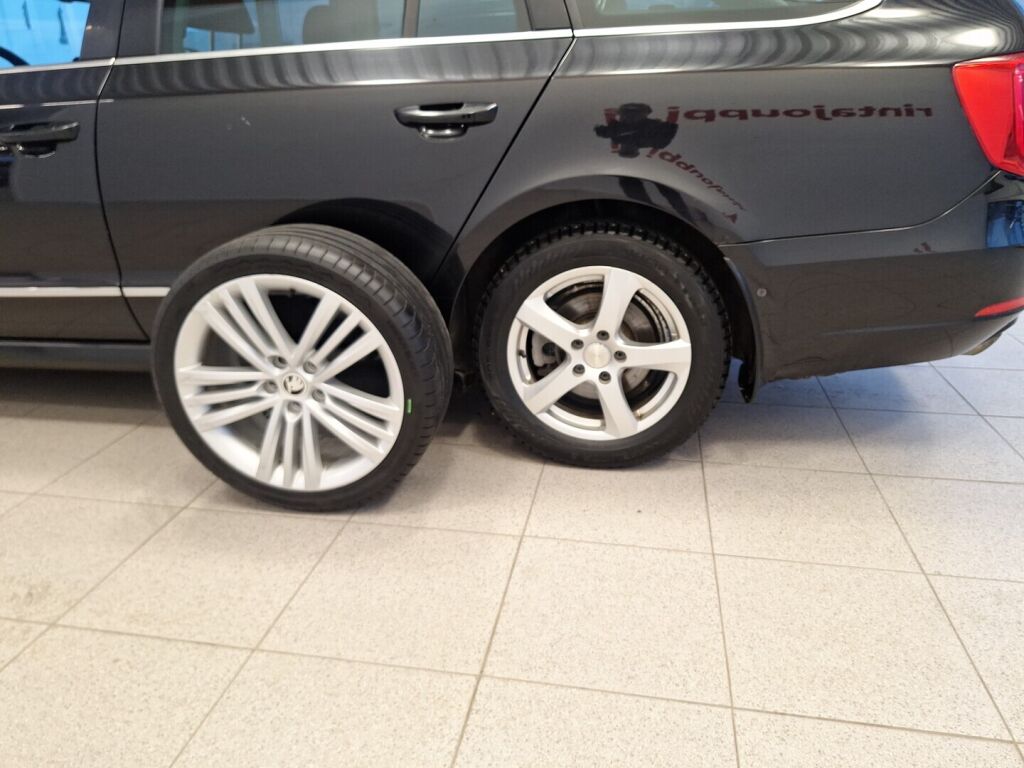 Skoda Superb 2014 Musta