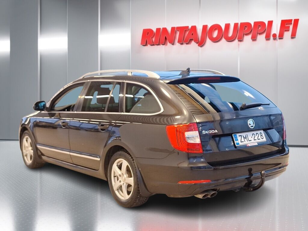 Skoda Superb 2014 Musta