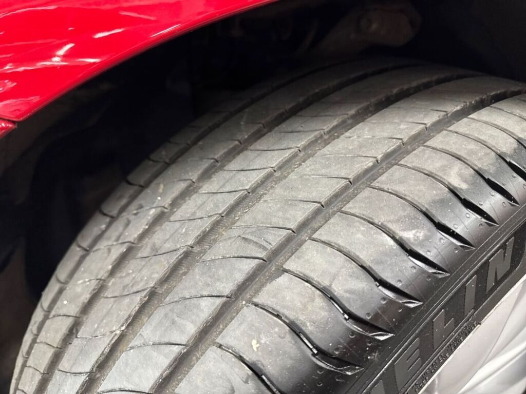 Tesla Model 3 2019 Punainen
