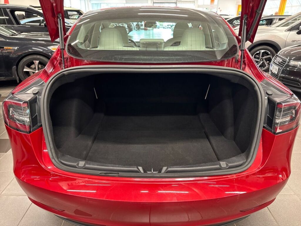 Tesla Model 3 2019 Punainen