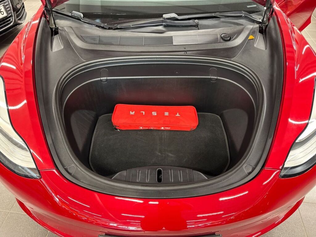 Tesla Model 3 2019 Punainen