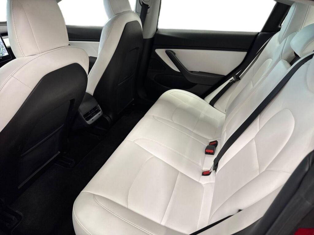 Tesla Model 3 2019 Punainen