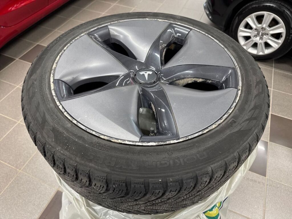 Tesla Model 3 2019 Punainen