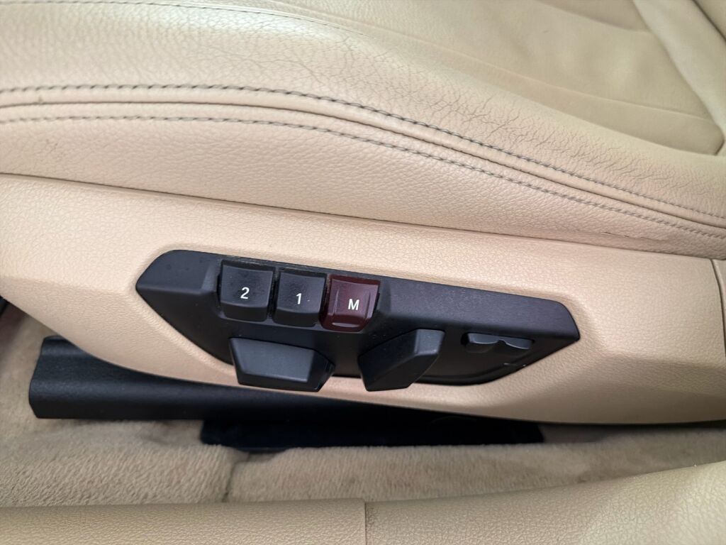 BMW 330 2014 Sininen