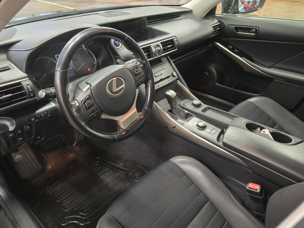 Lexus IS 2019 Musta