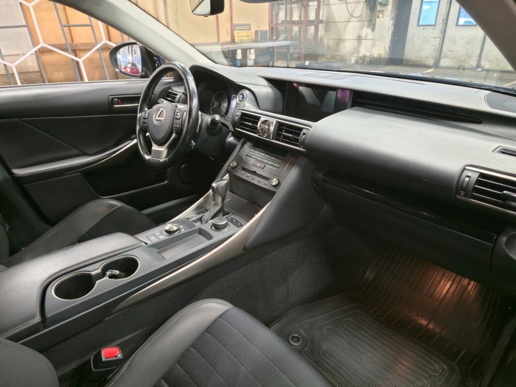 Lexus IS 2019 Musta