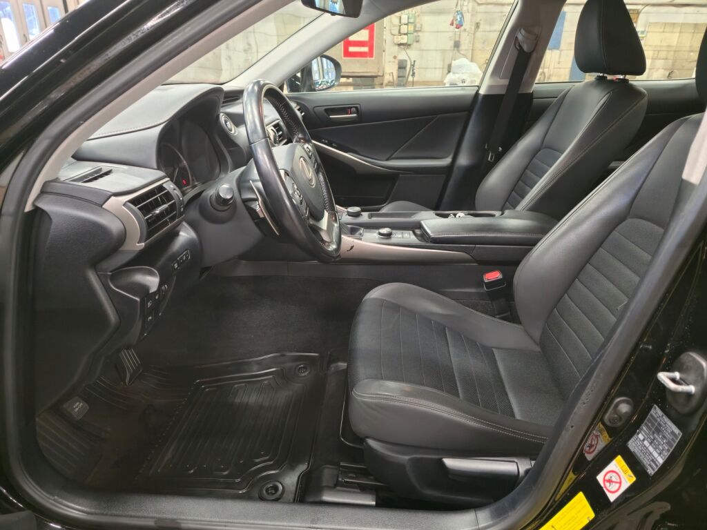 Lexus IS 2019 Musta