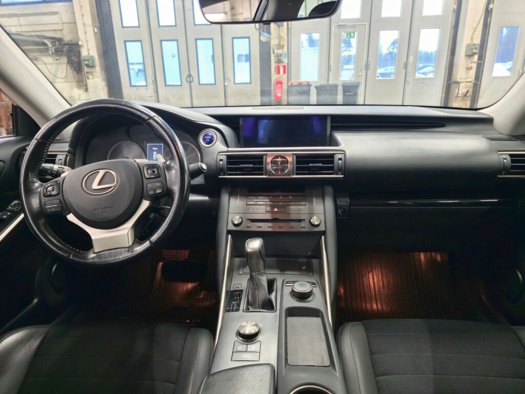 Lexus IS 2019 Musta