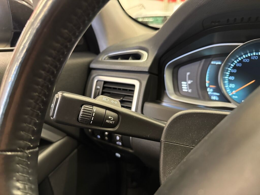 Volvo V70 2015 Musta