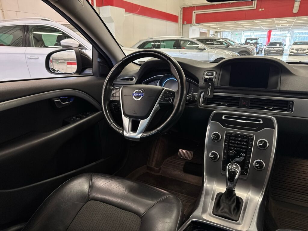 Volvo V70 2015 Musta