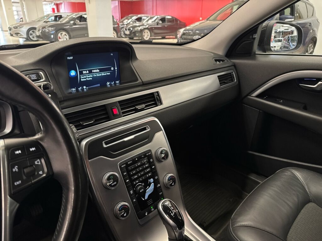 Volvo V70 2015 Musta