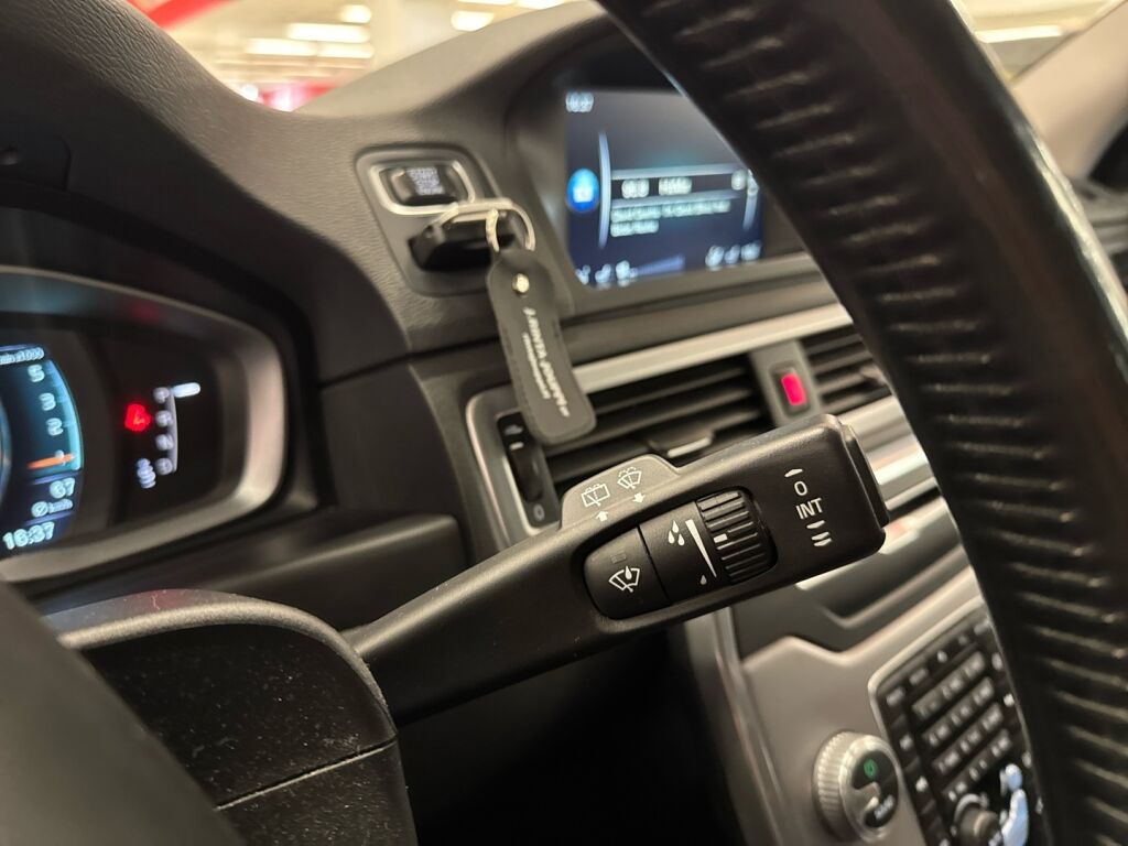 Volvo V70 2015 Musta