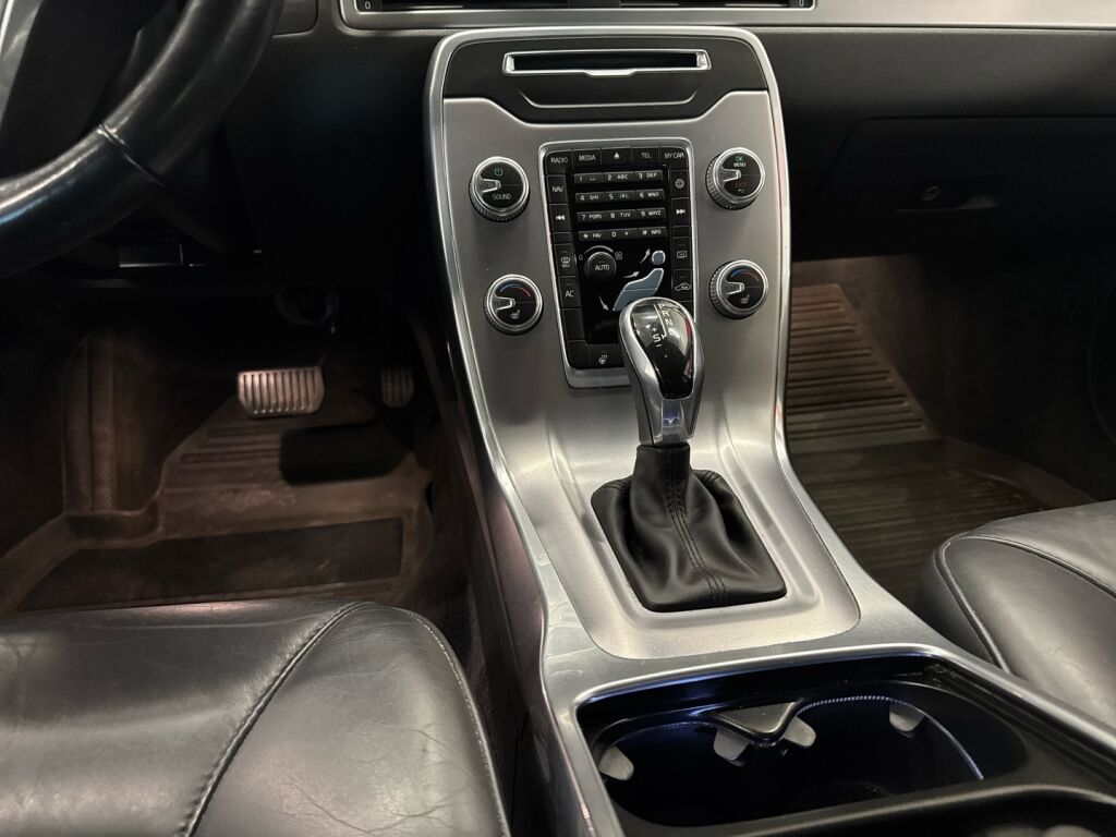 Volvo V70 2015 Musta
