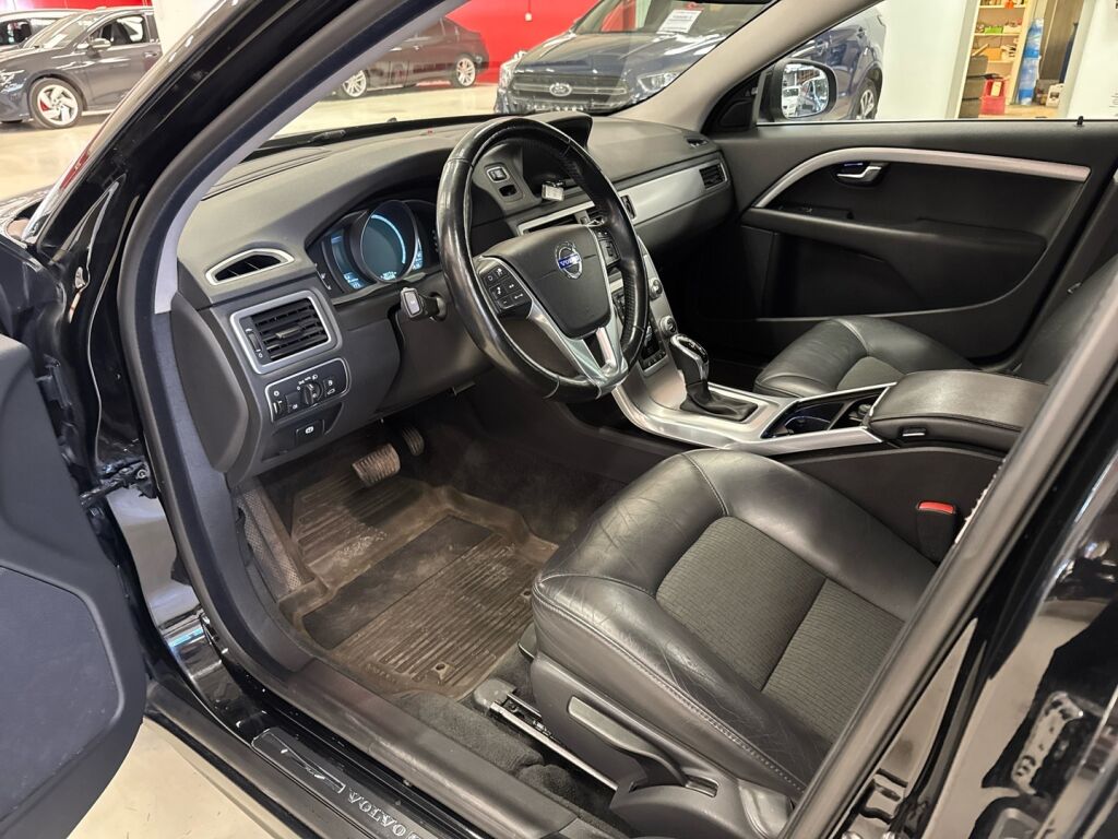 Volvo V70 2015 Musta