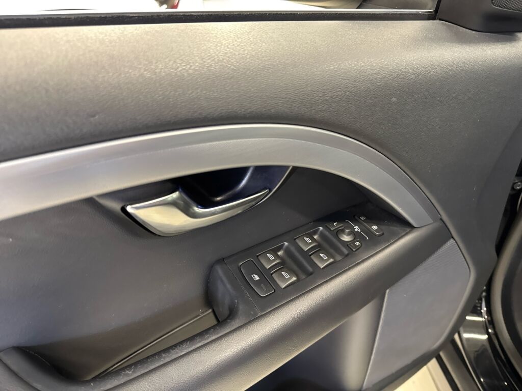 Volvo V70 2015 Musta