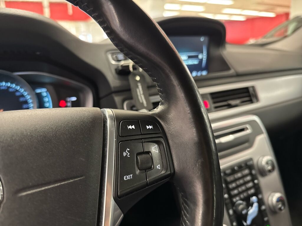 Volvo V70 2015 Musta