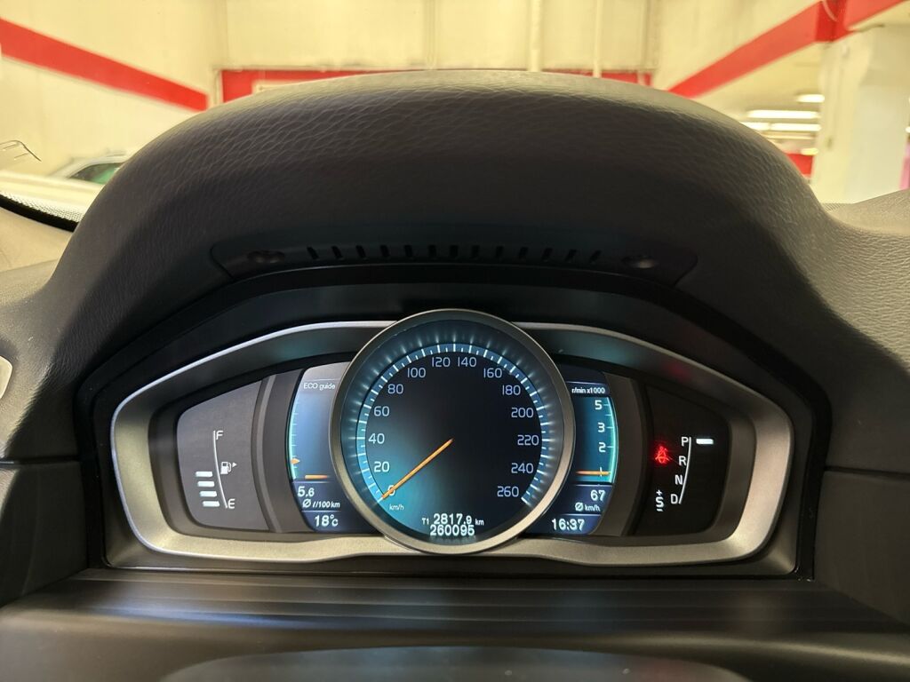 Volvo V70 2015 Musta