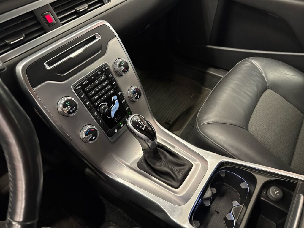Volvo V70 2015 Musta