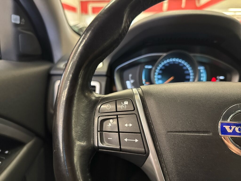 Volvo V70 2015 Musta