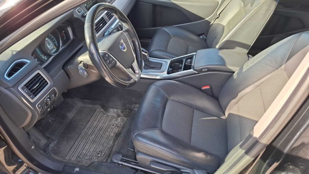 Volvo V70 2015 Musta