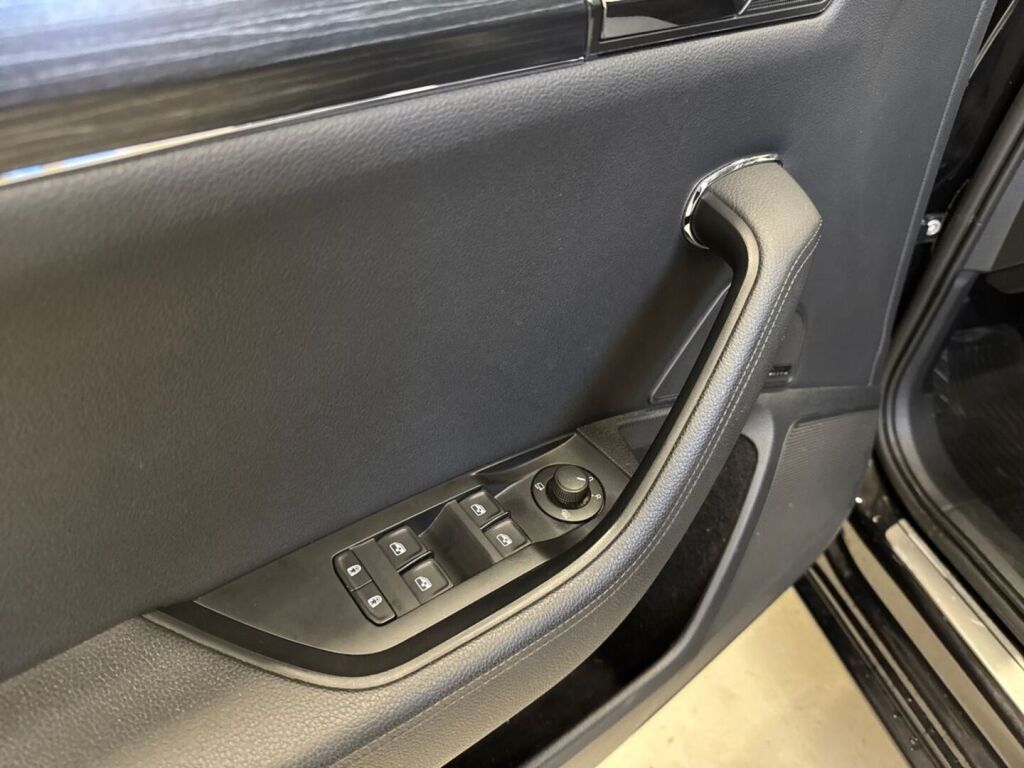 Skoda Superb 2020 Musta