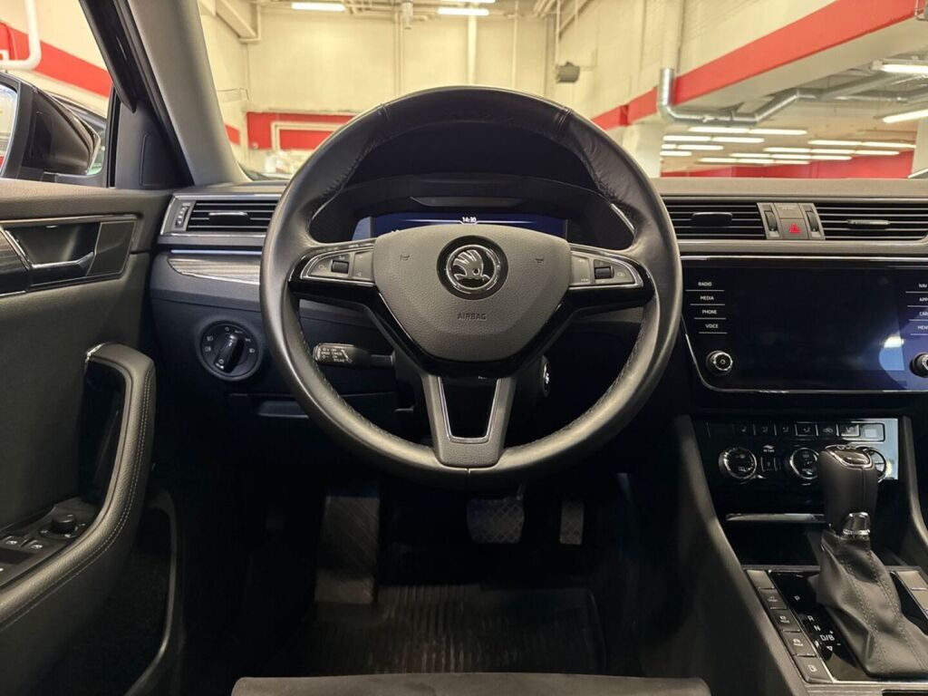 Skoda Superb 2020 Musta