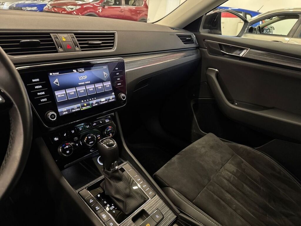 Skoda Superb 2020 Musta
