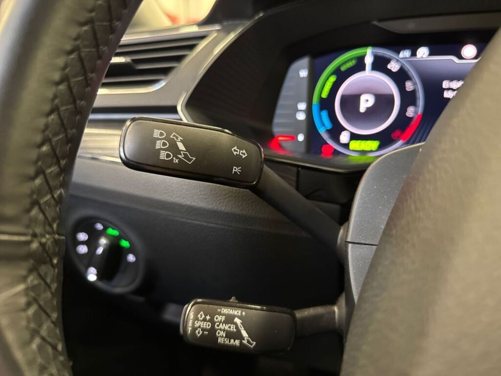 Skoda Superb 2020 Musta