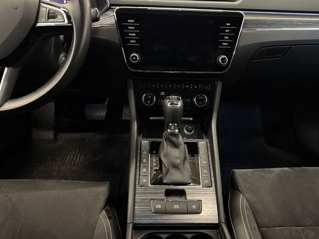 Skoda Superb 2020 Musta