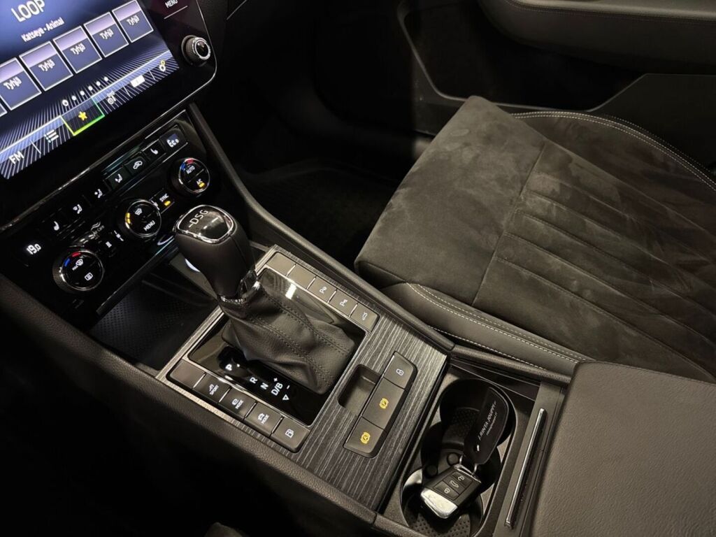Skoda Superb 2020 Musta