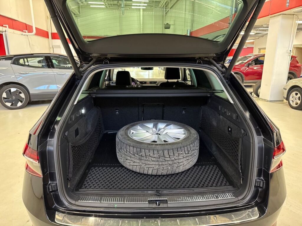Skoda Superb 2020 Musta