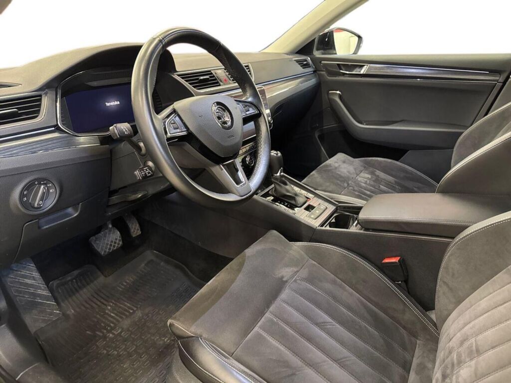 Skoda Superb 2020 Musta