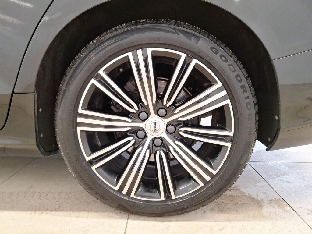 Volvo V60 2020 Musta