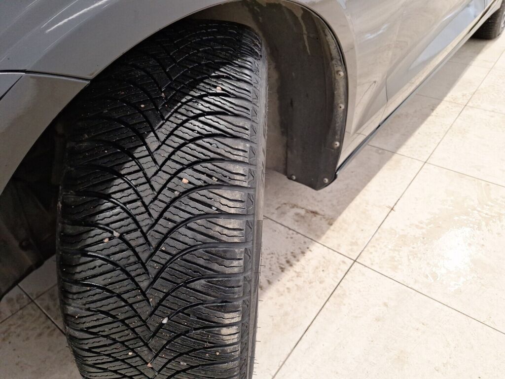 Volvo V60 2020 Musta