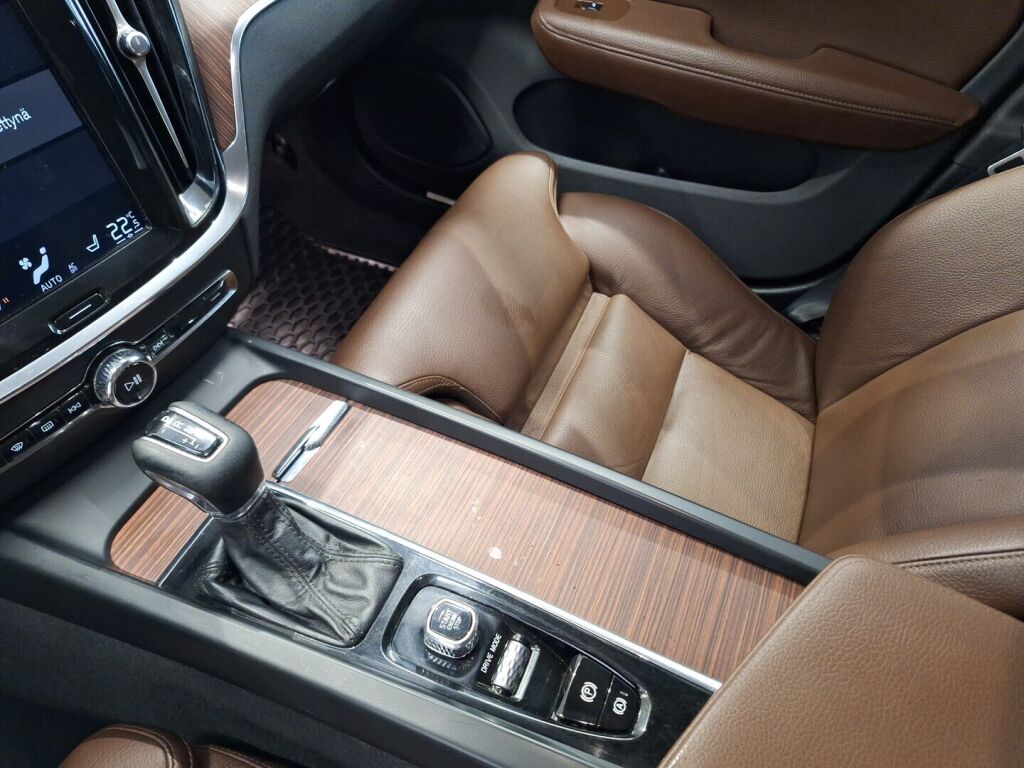 Volvo V60 2020 Musta