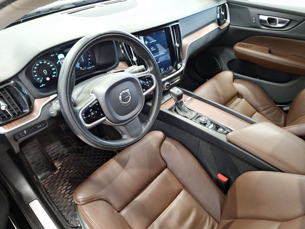 Volvo V60 2020 Musta
