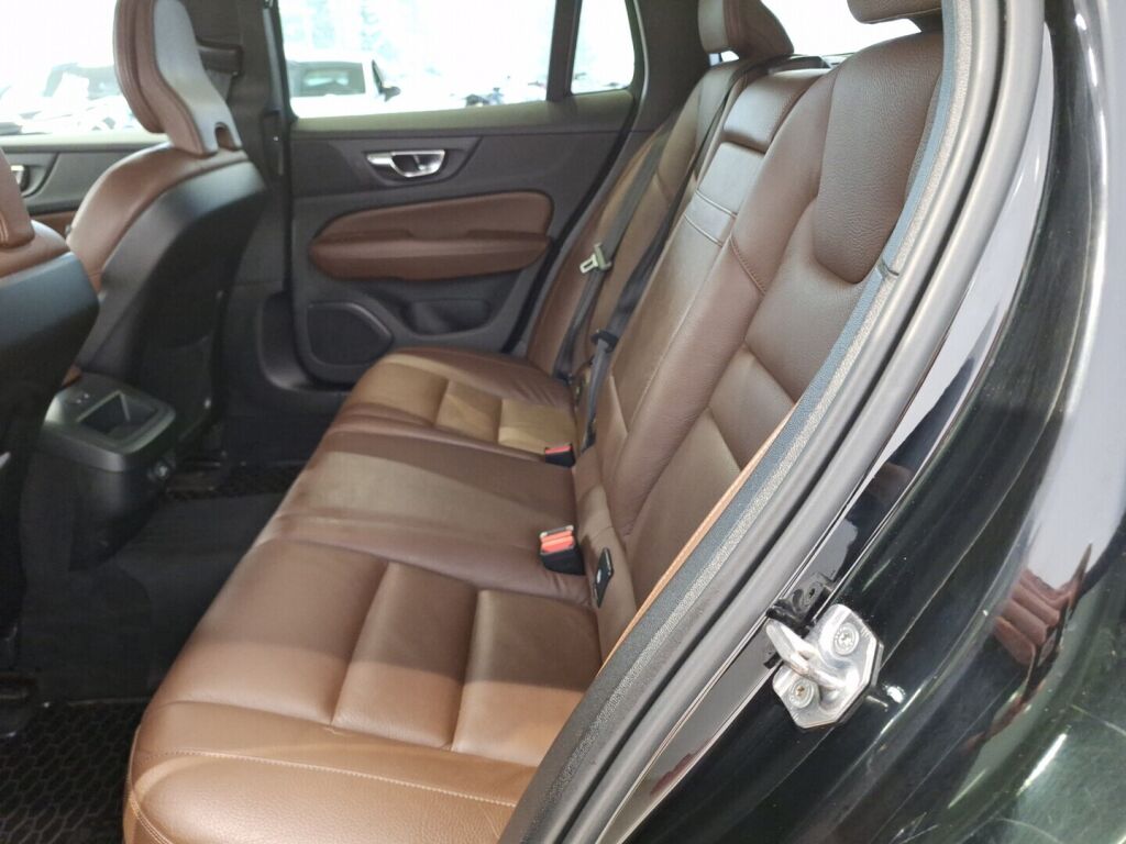 Volvo V60 2020 Musta