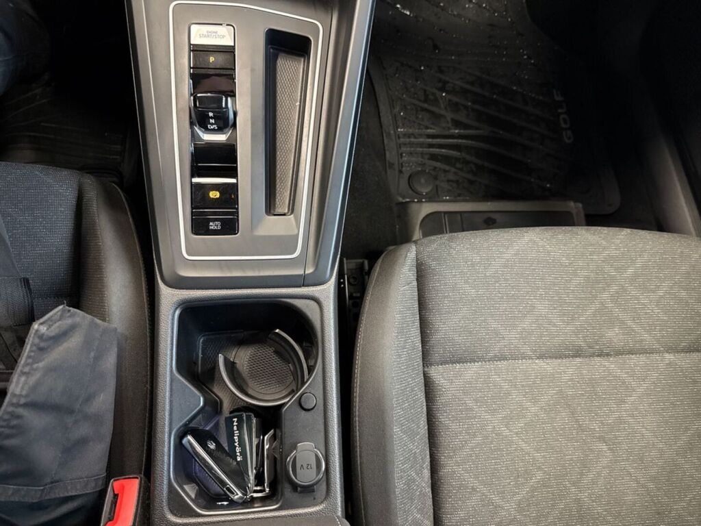 Volkswagen Golf 2020 Keltainen