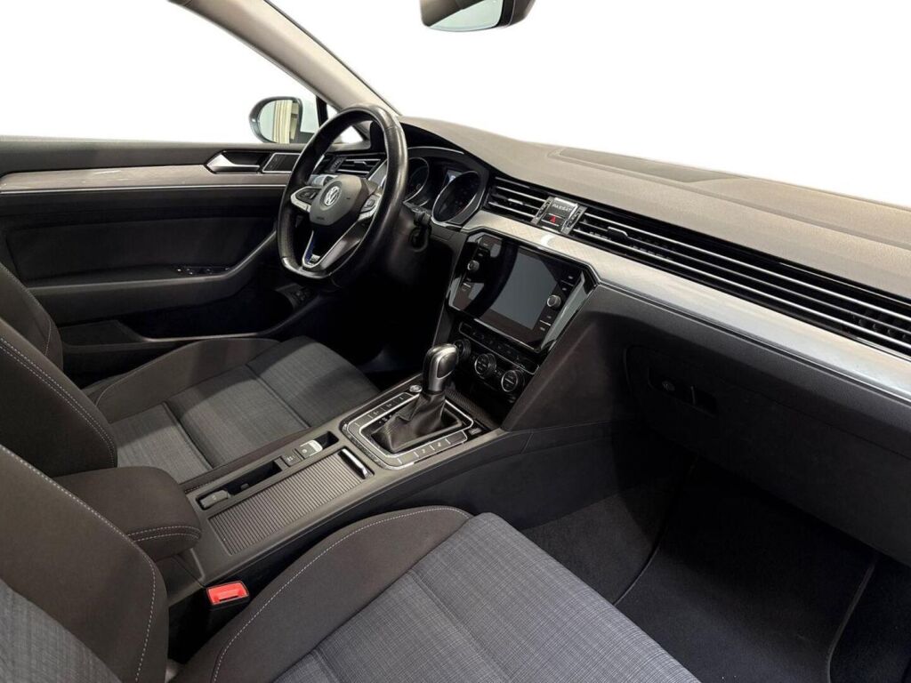Volkswagen Passat 2020 Valkoinen