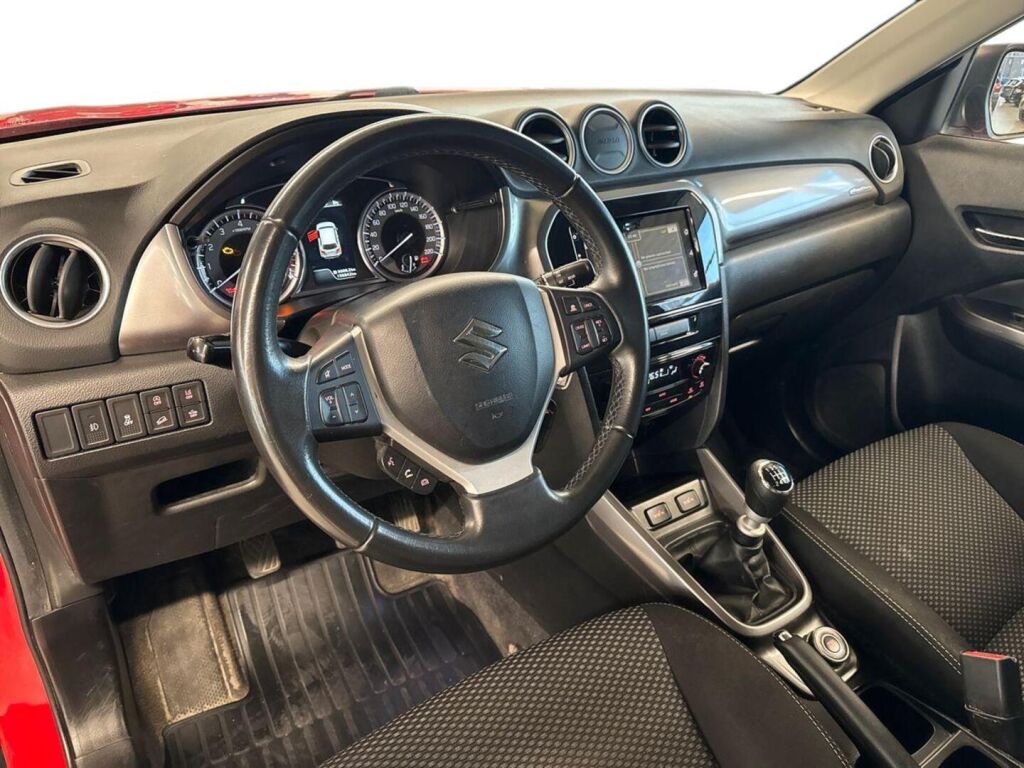 Suzuki Vitara 2020 Punainen