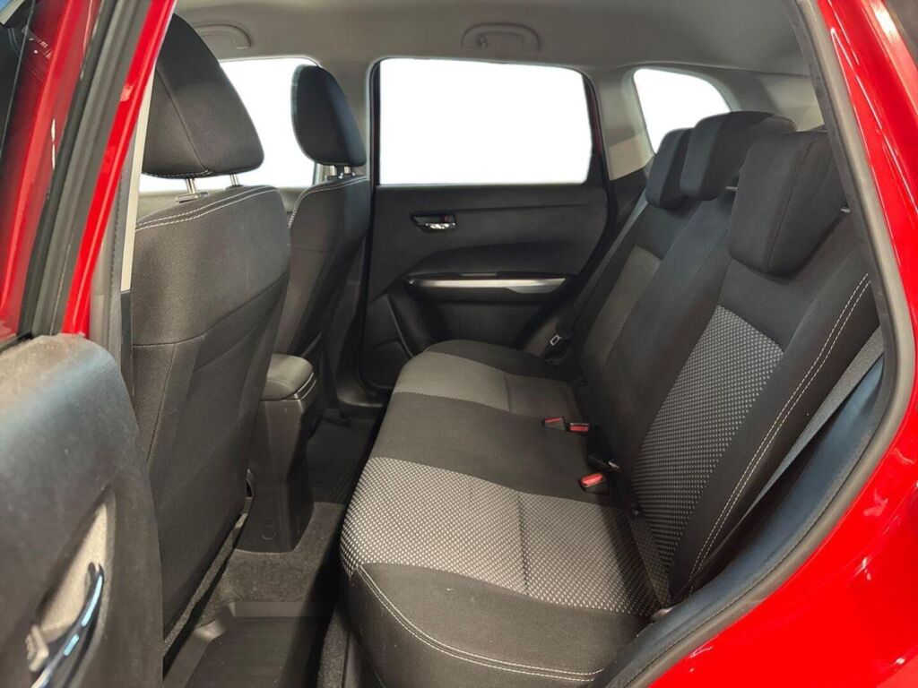 Suzuki Vitara 2020 Punainen