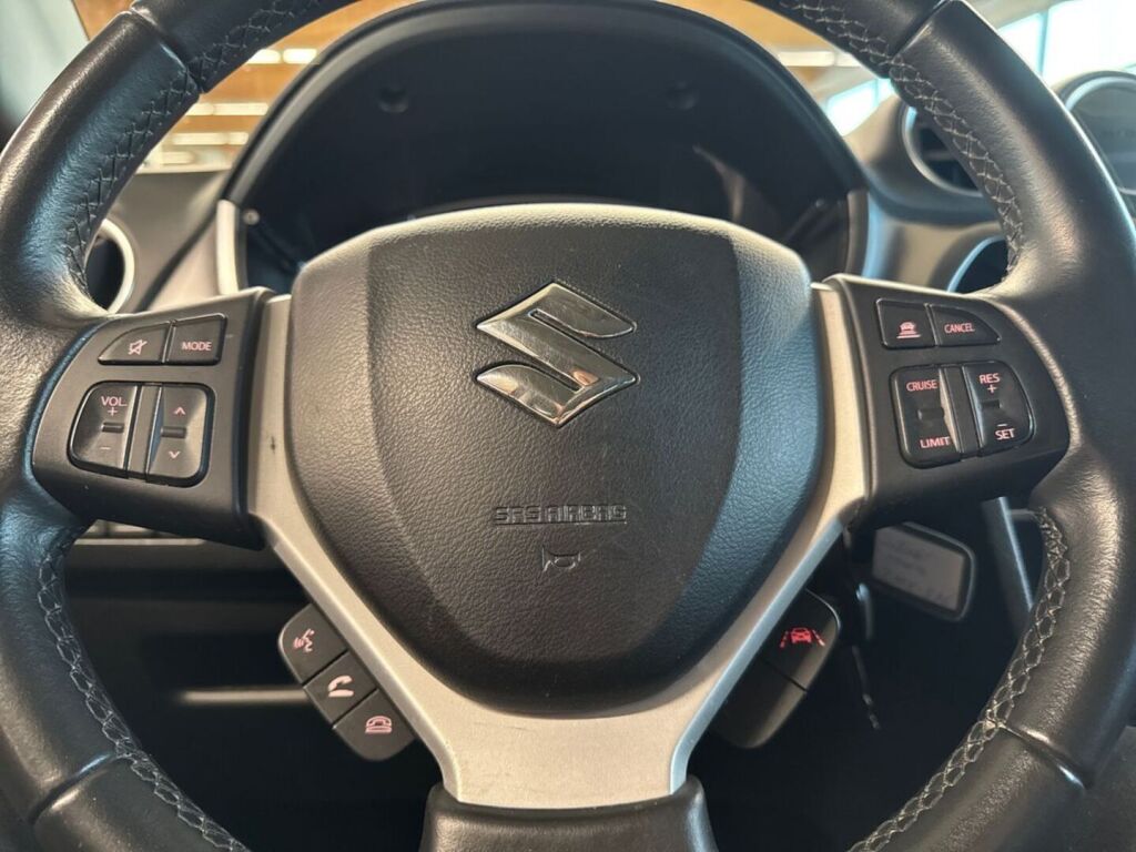 Suzuki Vitara 2020 Punainen