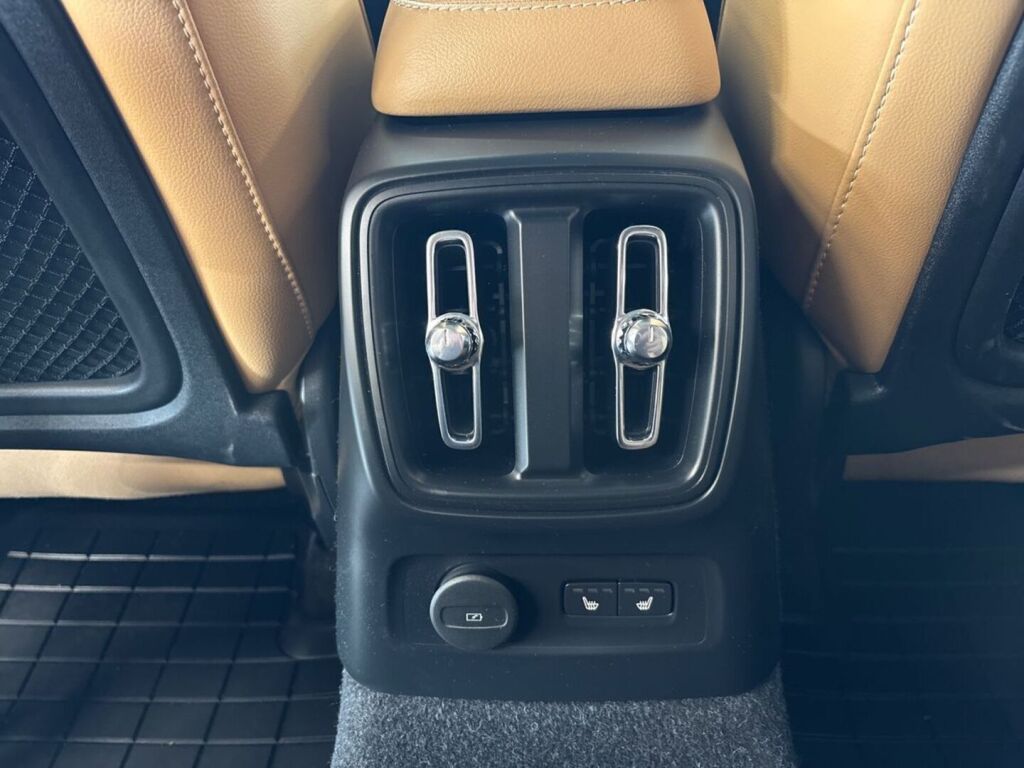 Volvo XC40 2020 Musta